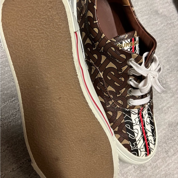 Women’s size 6 Burberry Shoes. Worn once. No damages or scratches. - Picture 7 of 15